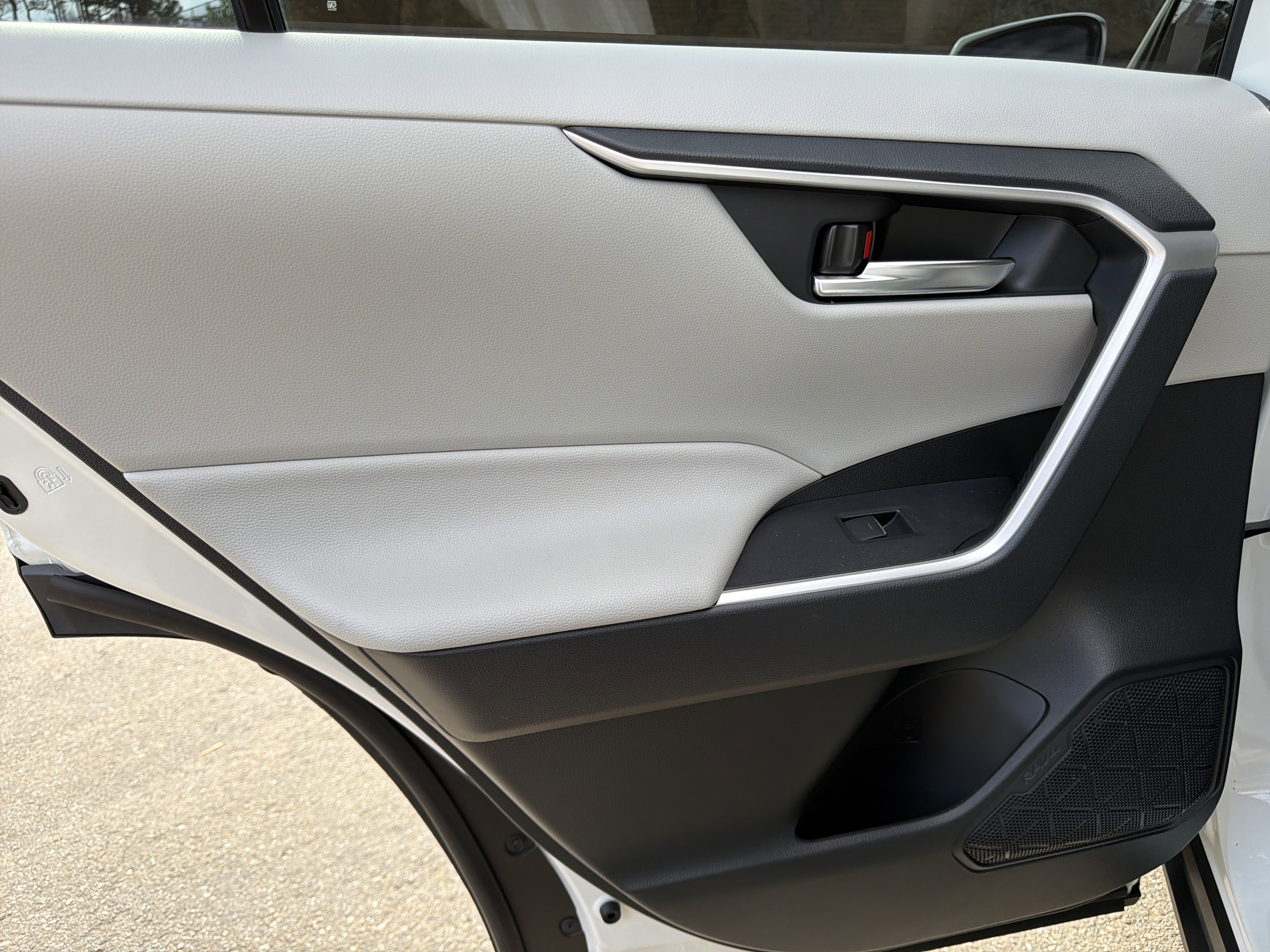 Used 2022 Toyota RAV4 XLE Premium image 21