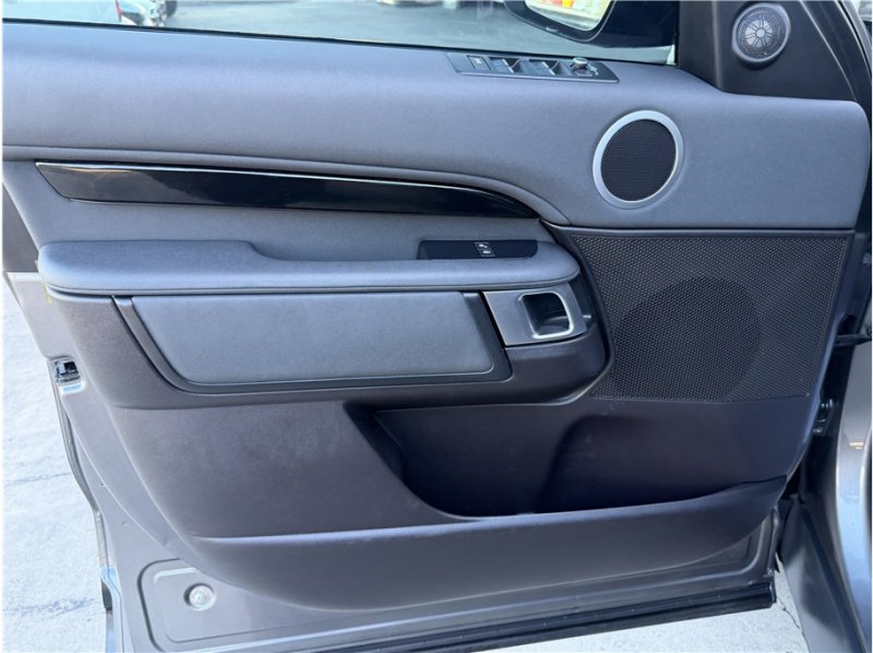 Used 2019 Land Rover Discovery SE AWD/4WD image 15