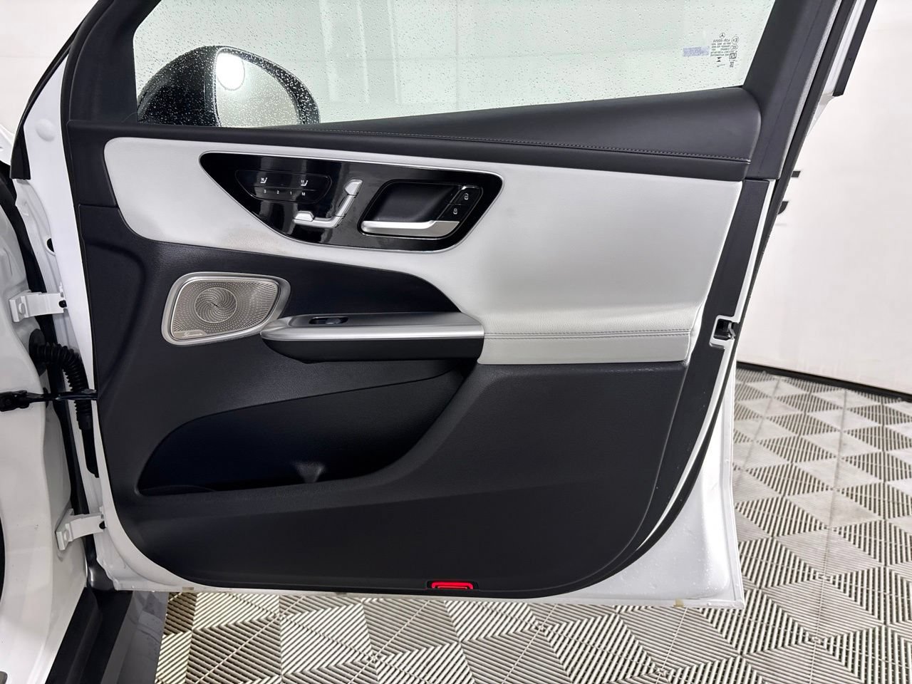 Used 2025 Mercedes-Benz GLC 300 4MATIC image 29