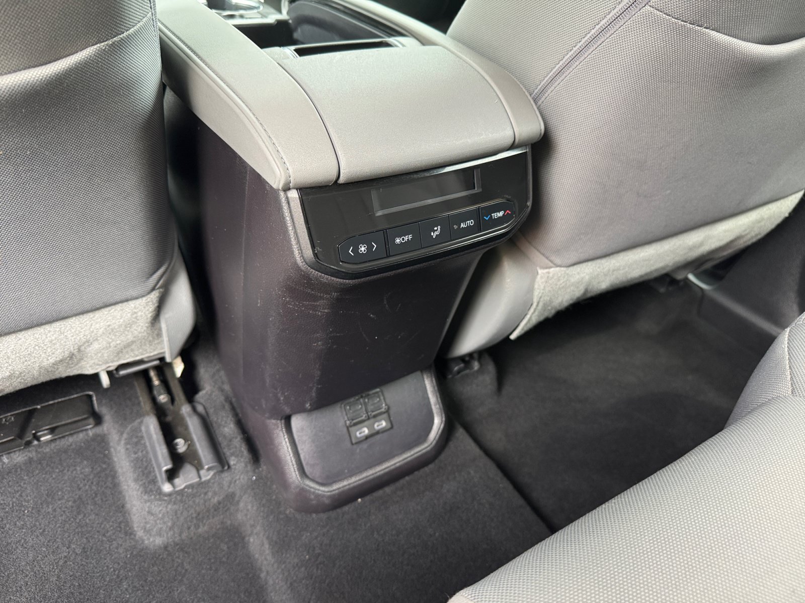 Used 2022 Toyota Highlander LE AWD/4WD image 14