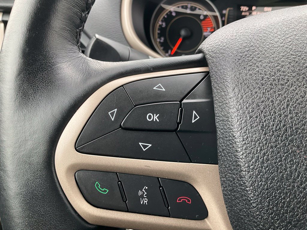 Used 2017 Jeep Cherokee Latitude w/ Cold Weather Group AWD/4WD image 24