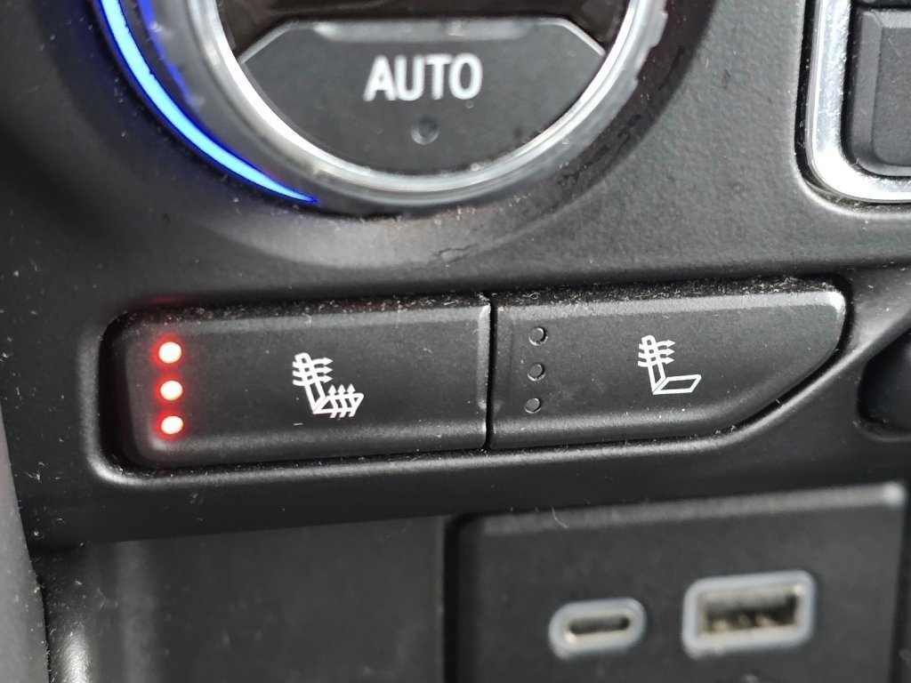 Used 2024 Chevrolet Suburban LT image 5