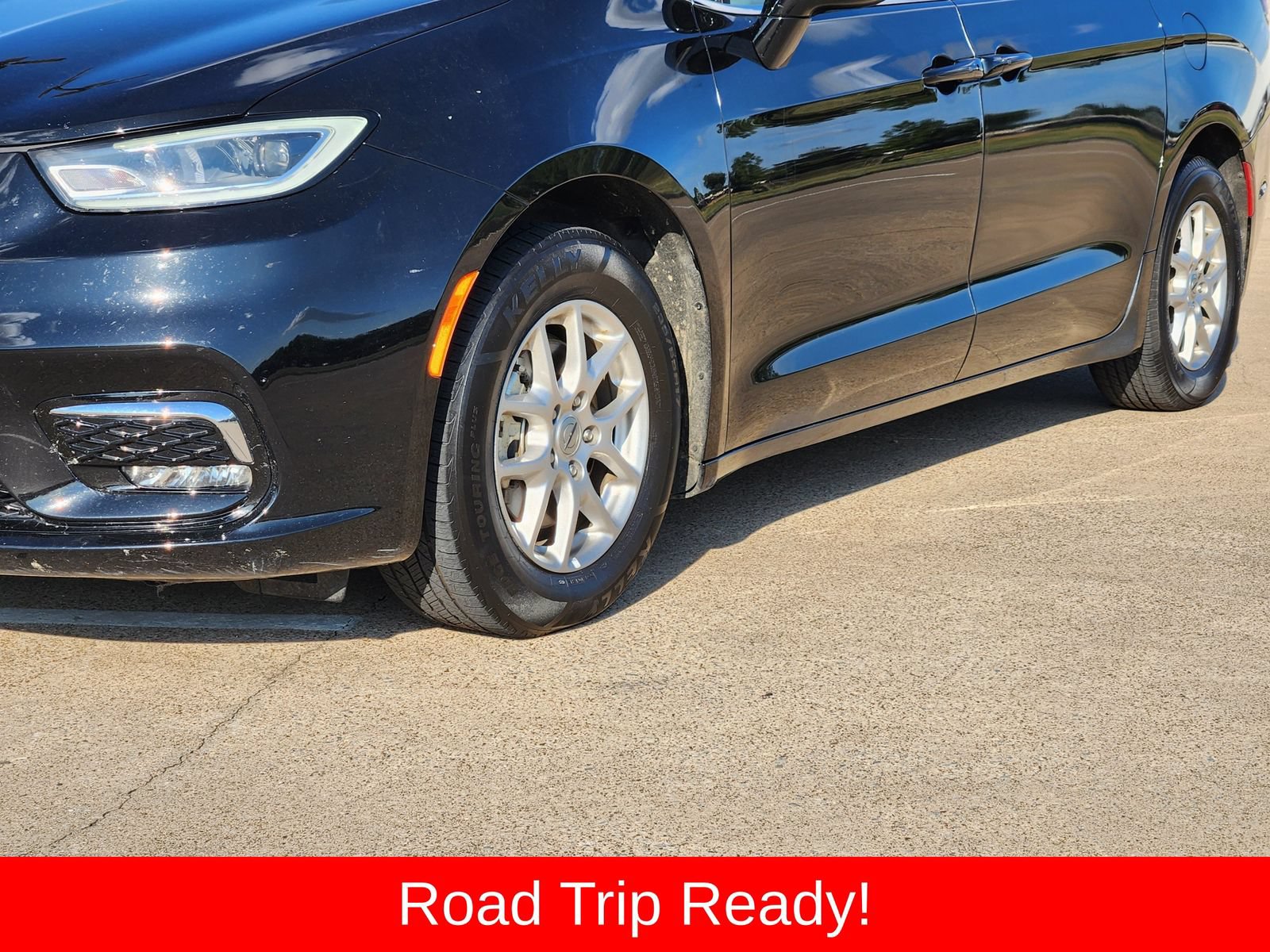 Used 2025 Chrysler Pacifica Select FWD image 12