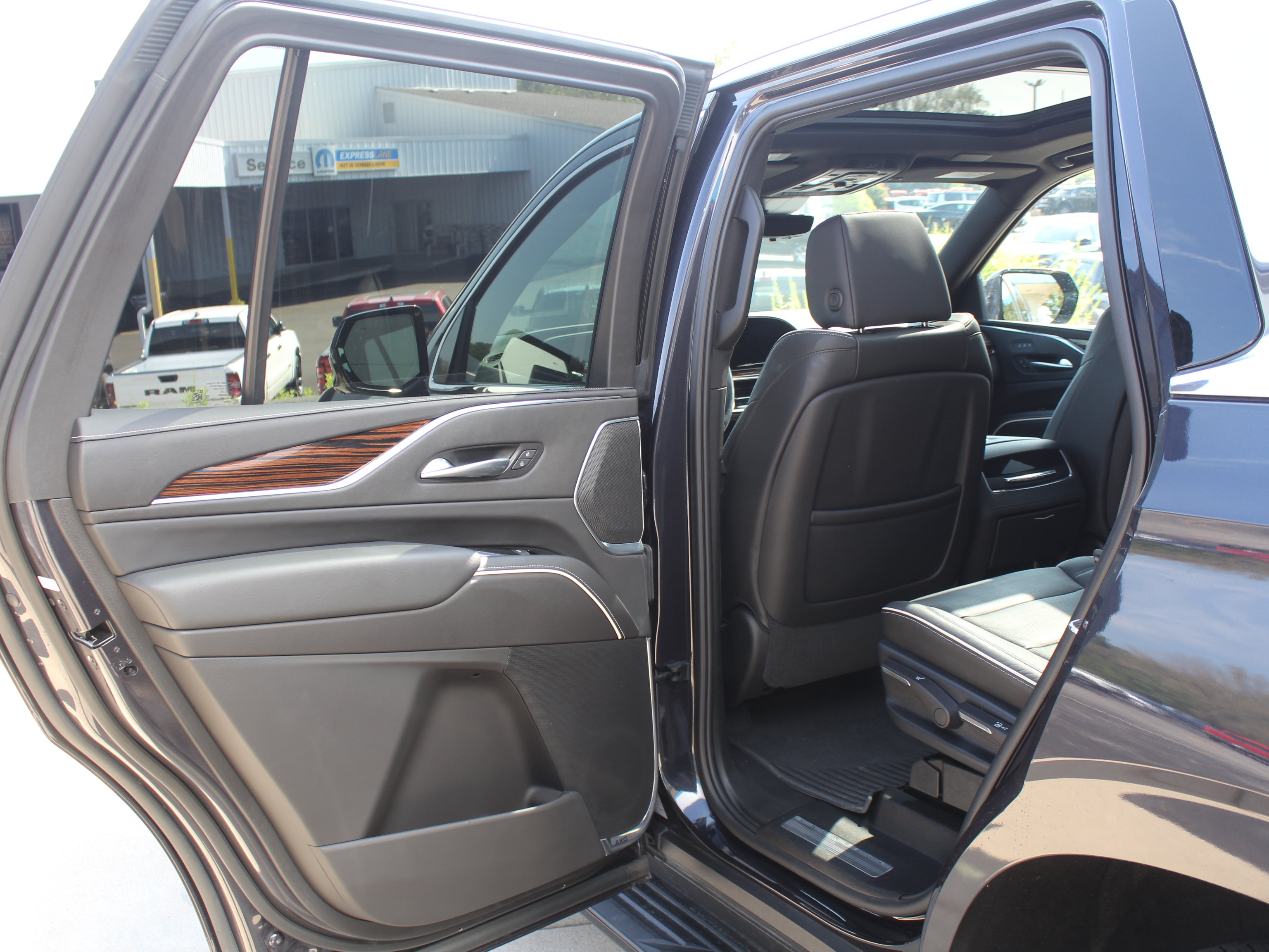 Used 2023 Cadillac Escalade Premium Luxury w/ Performance Package AWD/4WD image 24