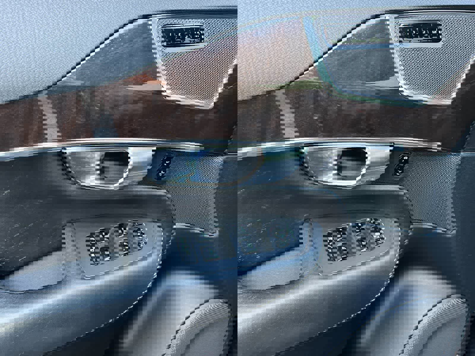 Used 2017 Volvo XC90 T6 Momentum w/ Vision Package image 13