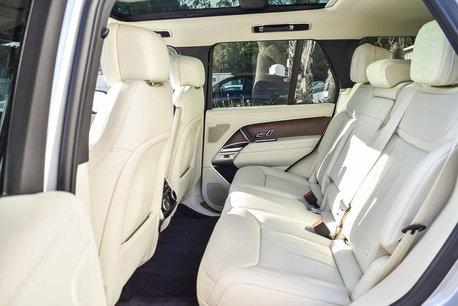 Certified 2025 Land Rover Range Rover SE image 20