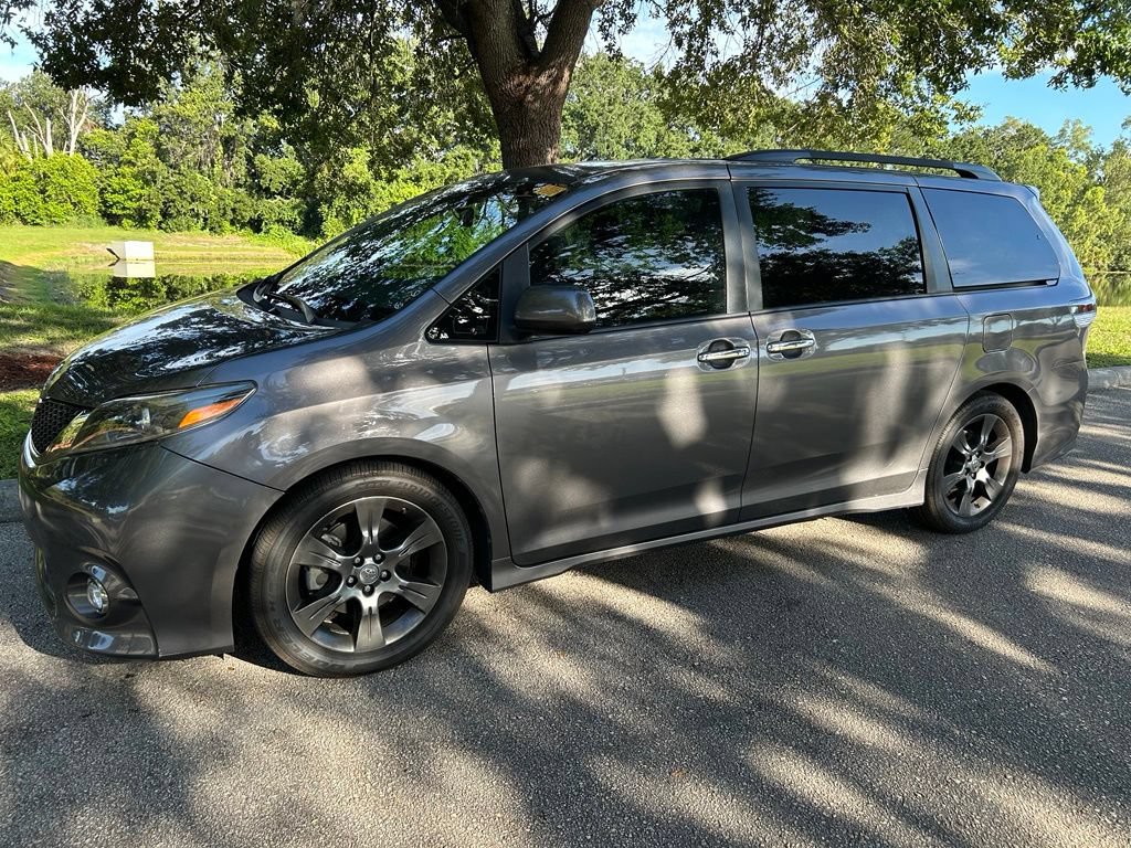 Used 2016 Toyota Sienna SE FWD image 2
