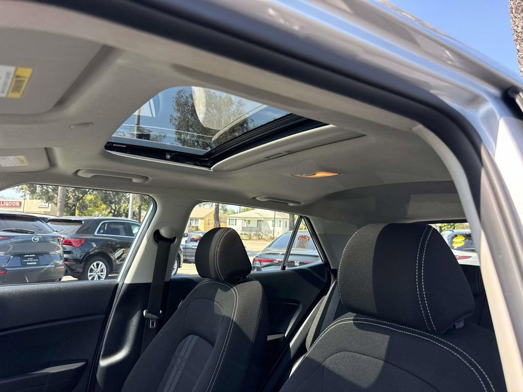 Used 2025 Hyundai Venue SEL image 24