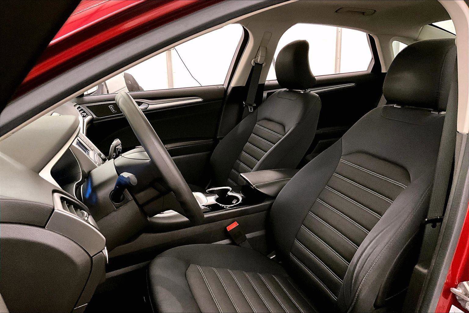 Used 2015 Ford Fusion SE image 25