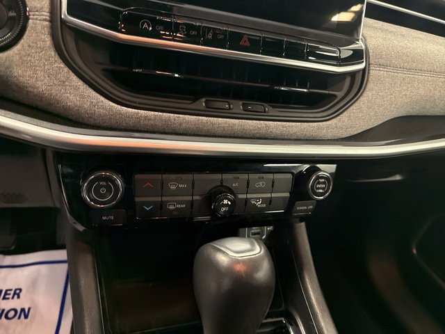 Used 2024 Jeep Compass Latitude image 34