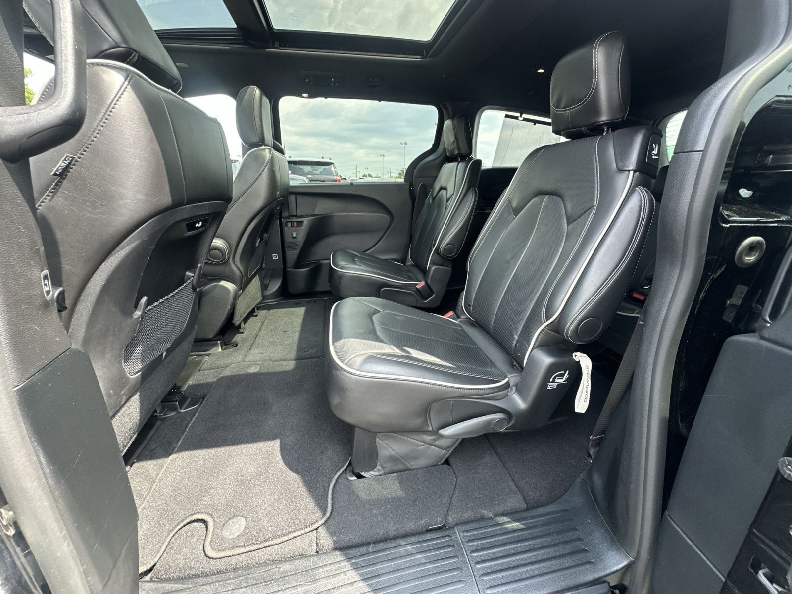 Used 2025 Chrysler Pacifica Limited FWD image 33