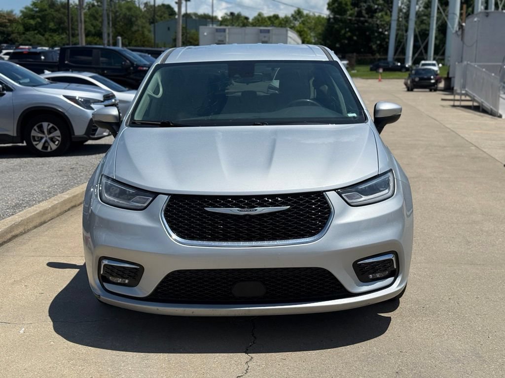Used 2023 Chrysler Pacifica Touring-L FWD image 3