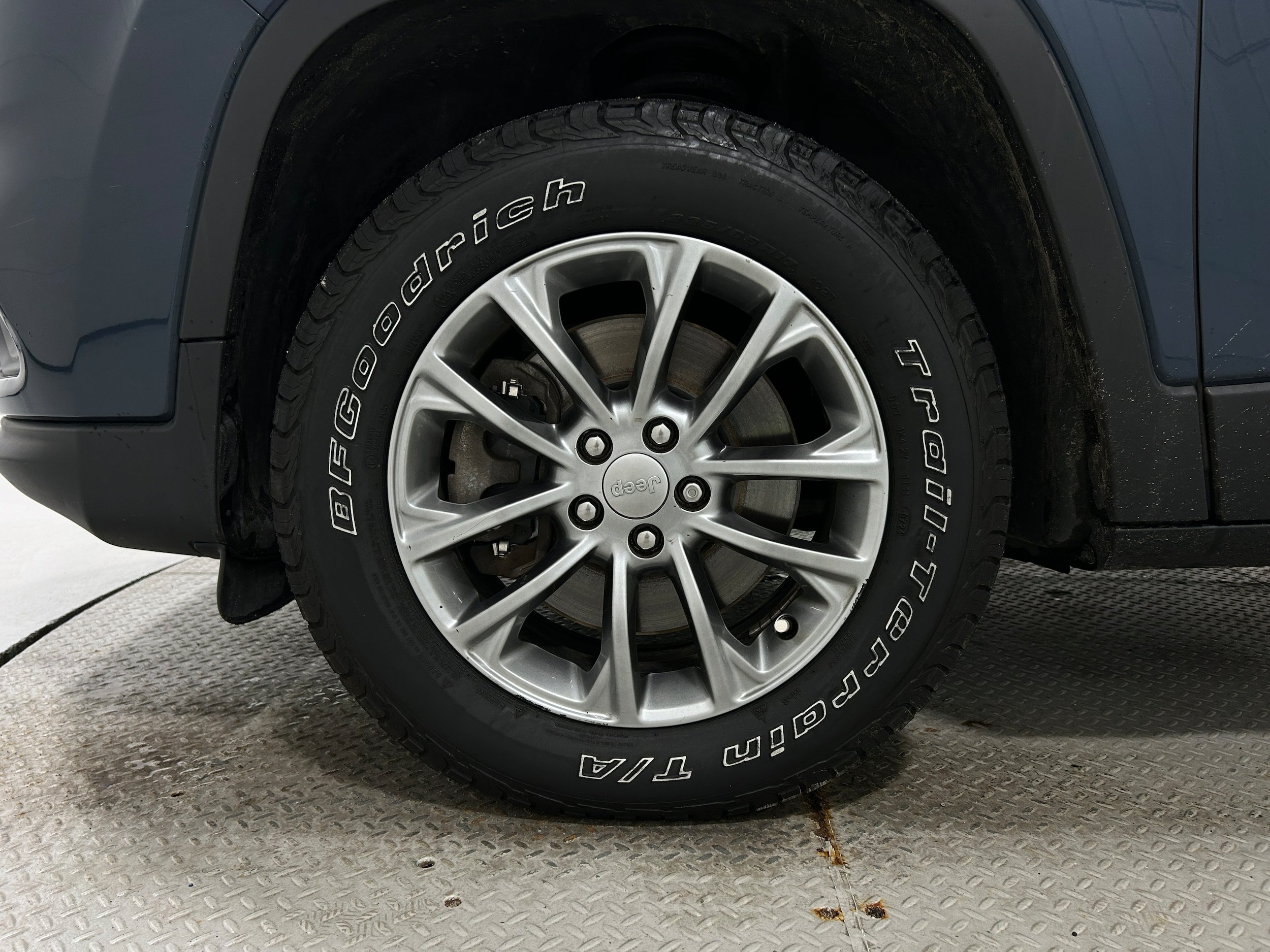 Used 2019 Jeep Cherokee Latitude Plus AWD/4WD image 38