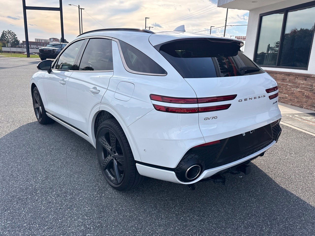 Used 2025 Genesis GV70 3.5T Sport w/ Sport Advanced Package AWD/4WD image 7