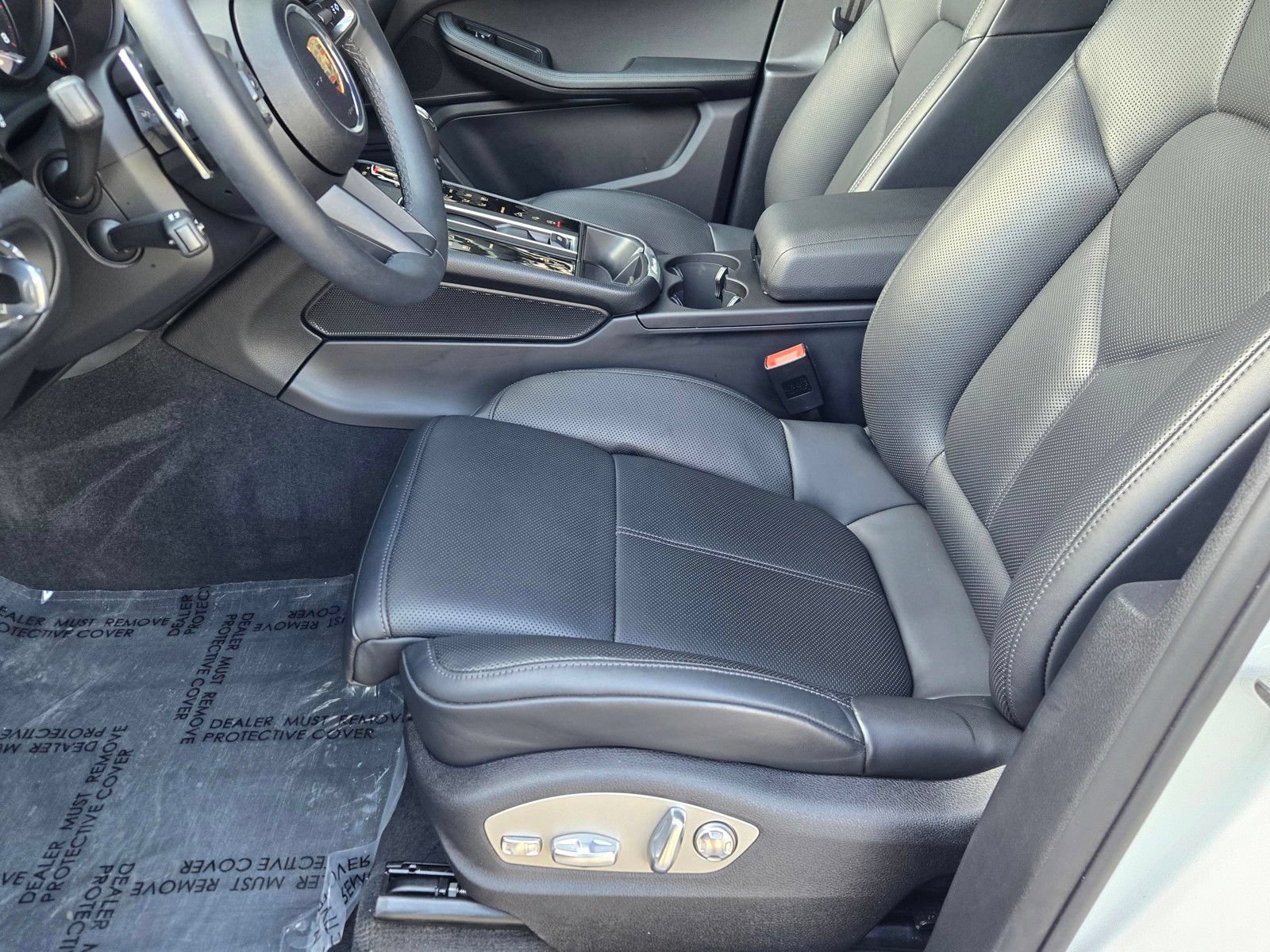 Certified 2025 Porsche Macan w/ Premium Package Plus AWD/4WD image 25