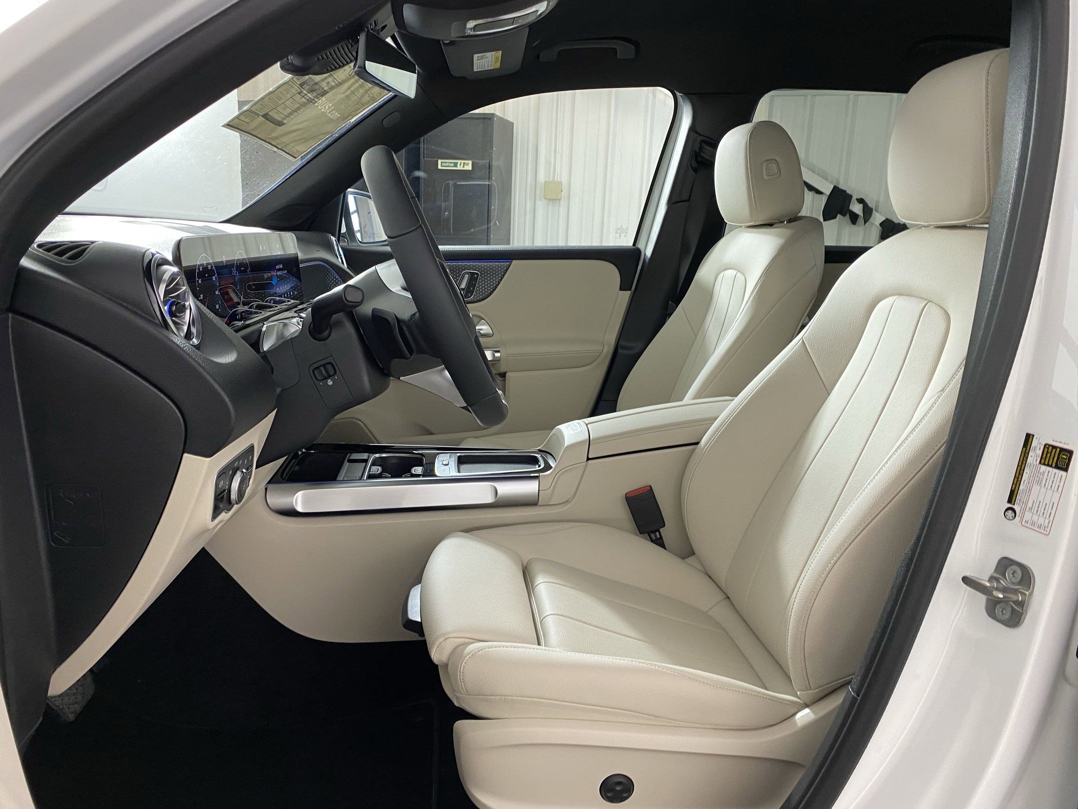 Certified 2025 Mercedes-Benz GLB 250 4MATIC image 4