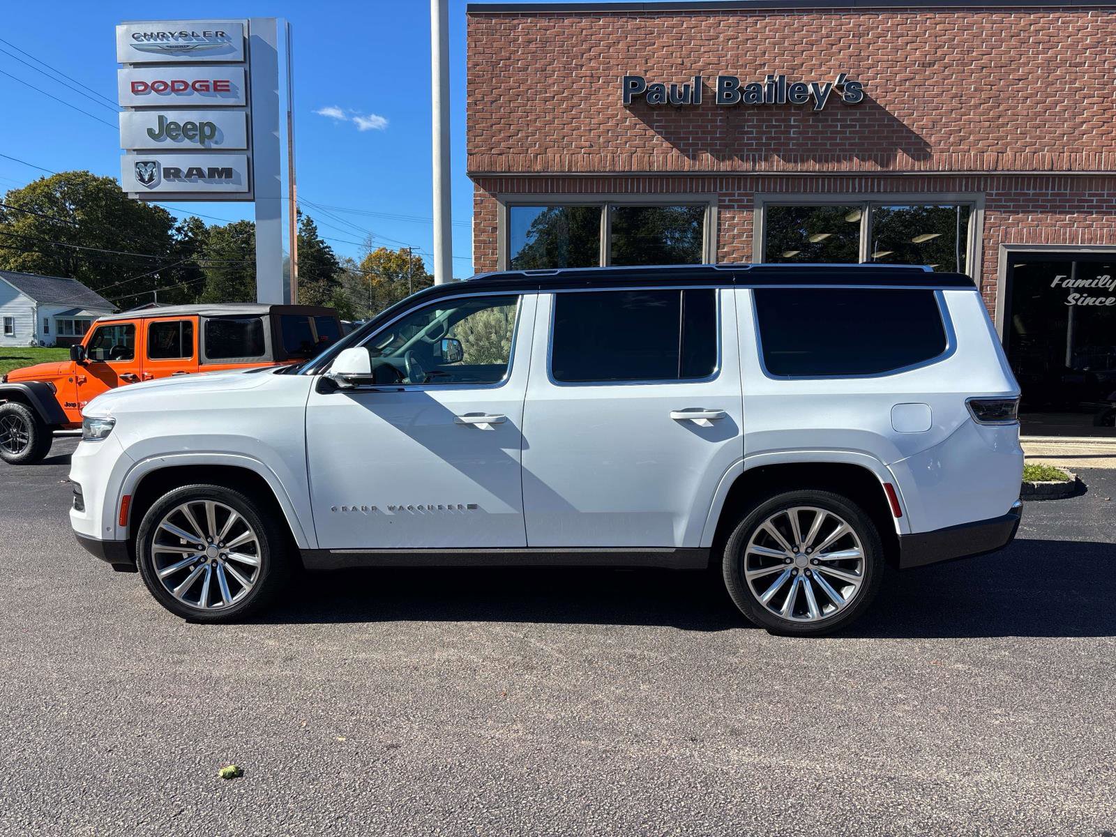 Used 2022 Jeep Grand Wagoneer Series II w/ Convenience Group III image 3