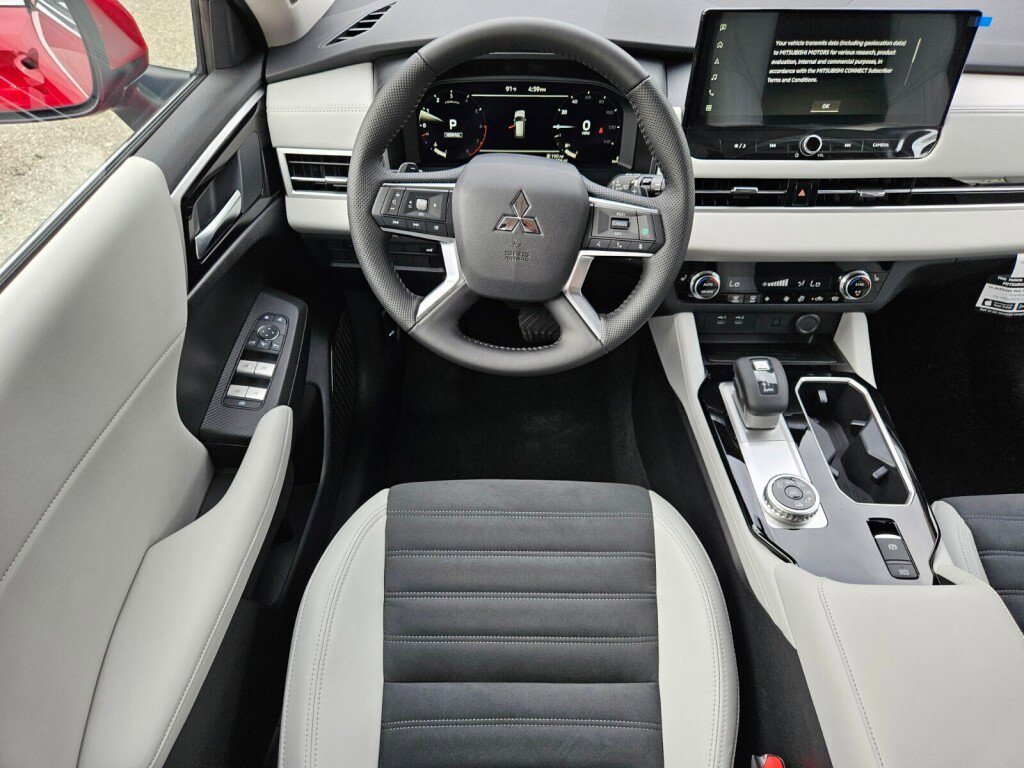 New 2025 Mitsubishi Outlander SE image 13