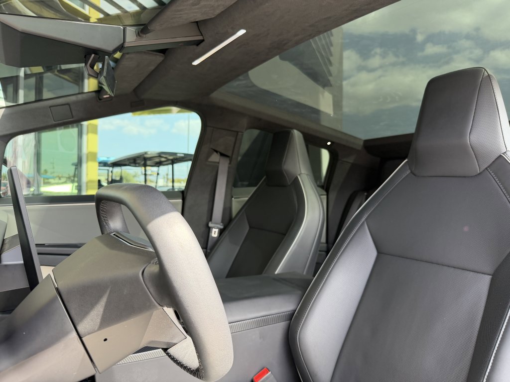 Used 2025 Tesla Cybertruck AWD Crew Cab image 37