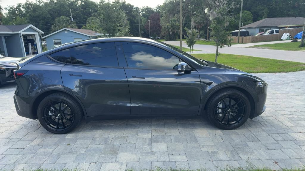 Used 2026 Tesla Model Y Long Range RWD image 1