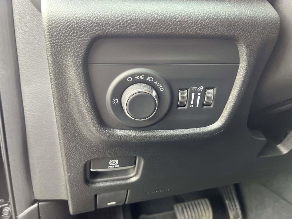 Used 2025 Jeep Grand Cherokee L Laredo AWD/4WD image 21