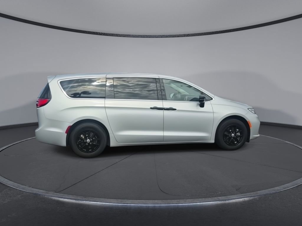Used 2024 Chrysler Pacifica Touring-L FWD image 9