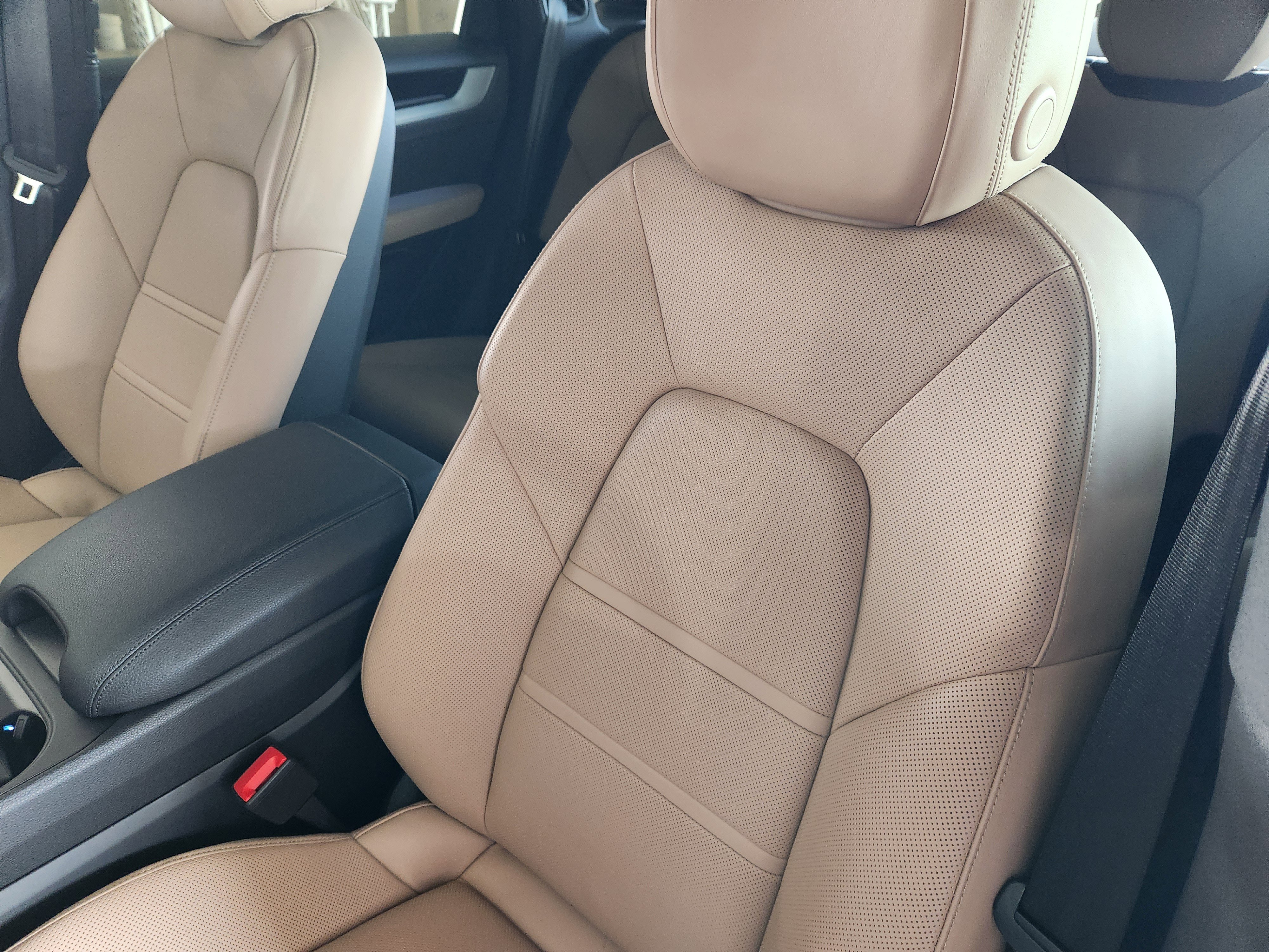 Certified 2025 Porsche Cayenne Coupe image 6