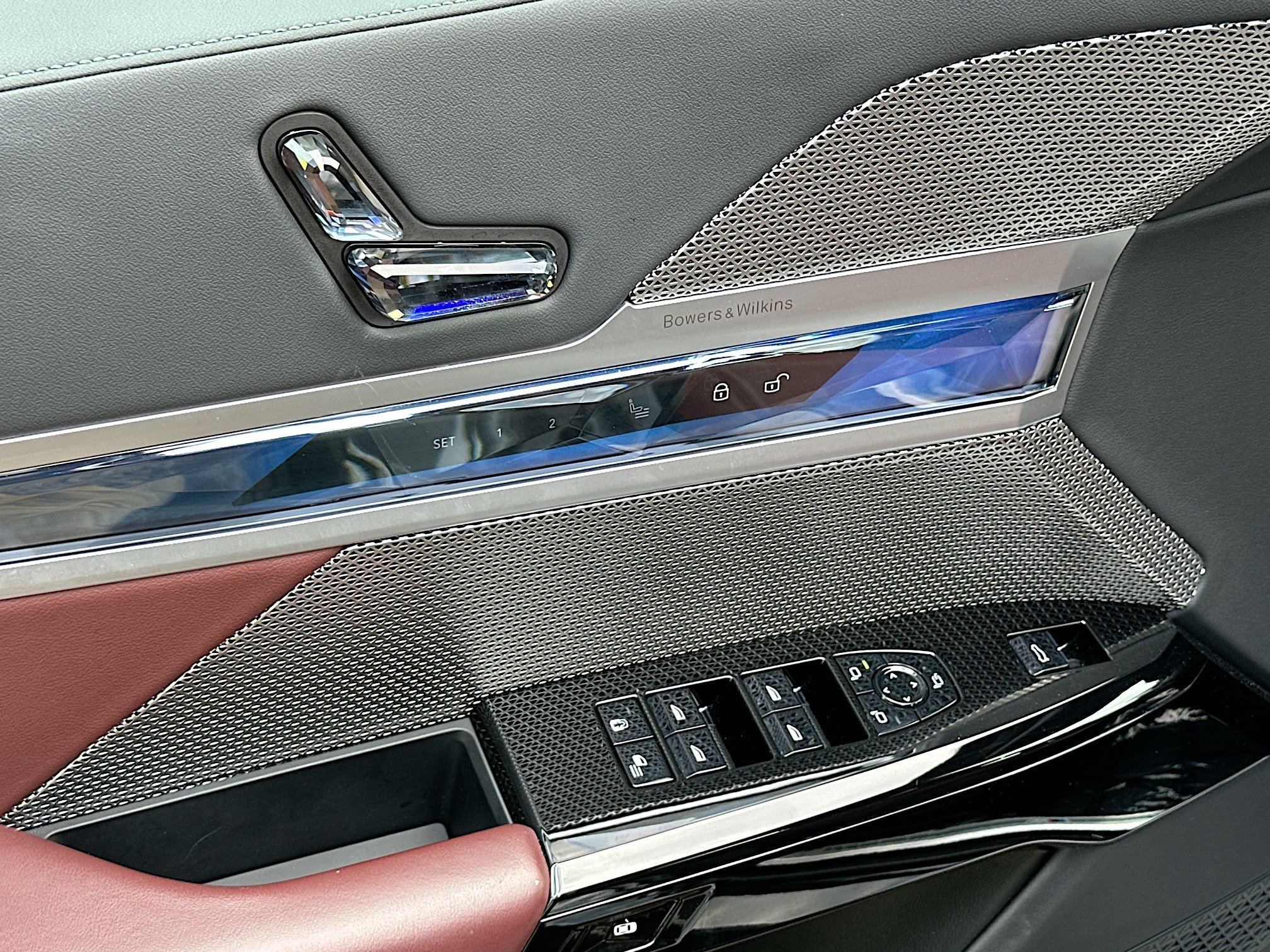 Used 2023 BMW 740i w/ Parking Assistance Package image 18