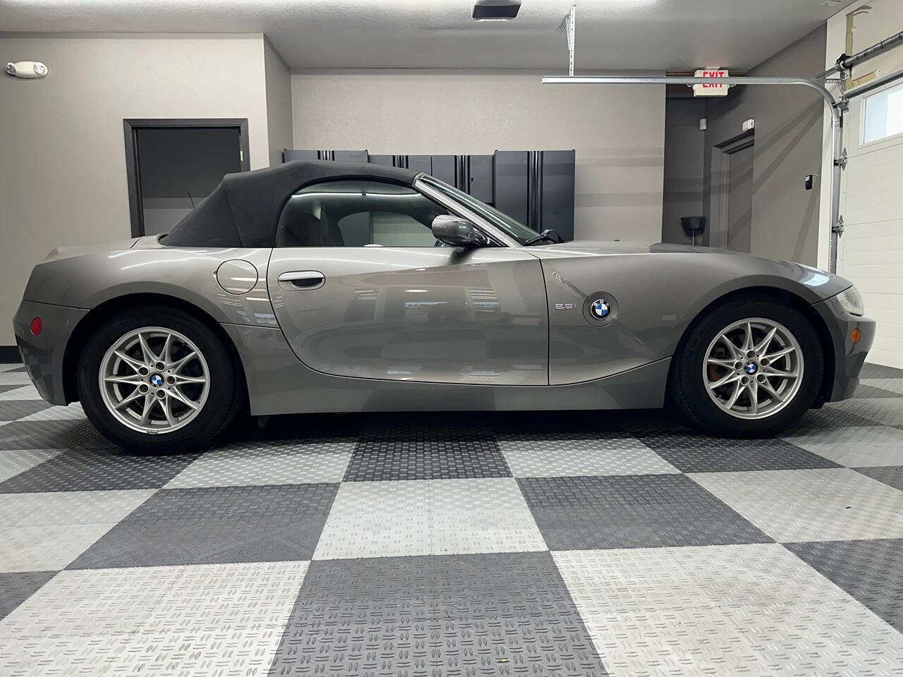 Used 2005 BMW Z4 2.5i image 6