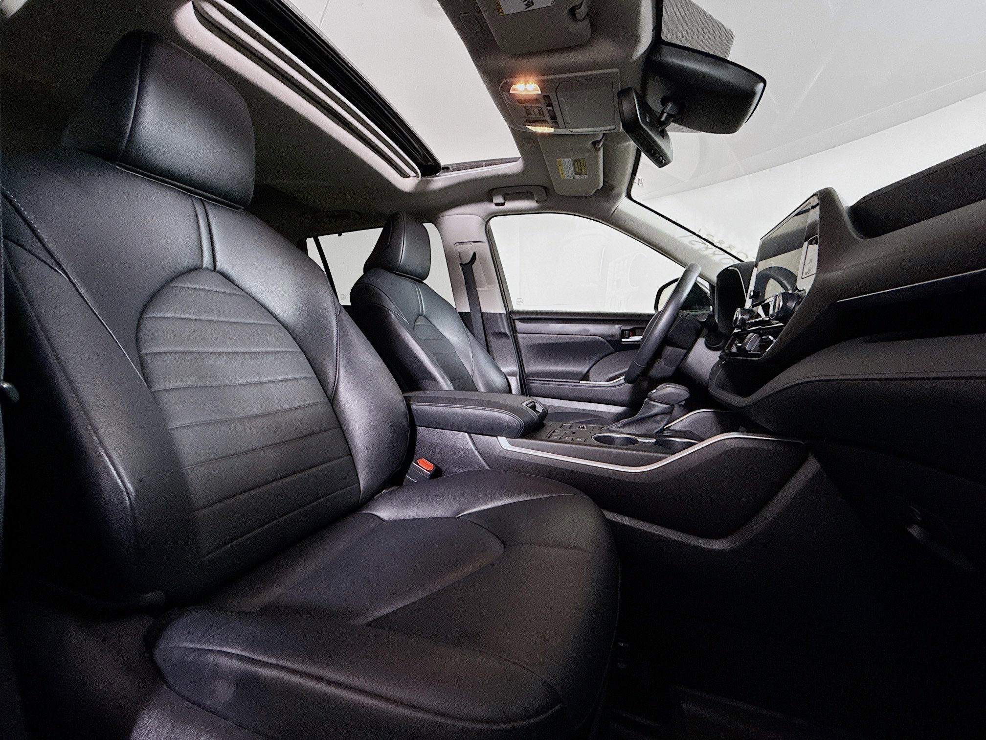 Used 2023 Toyota Highlander XLE AWD/4WD image 28