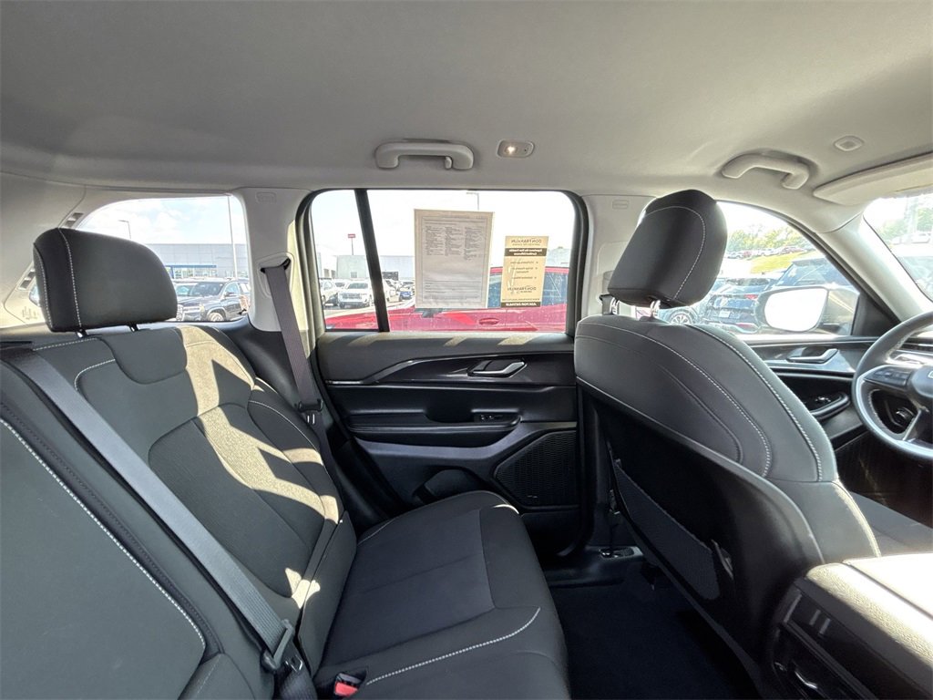 Used 2023 Jeep Grand Cherokee Laredo image 14