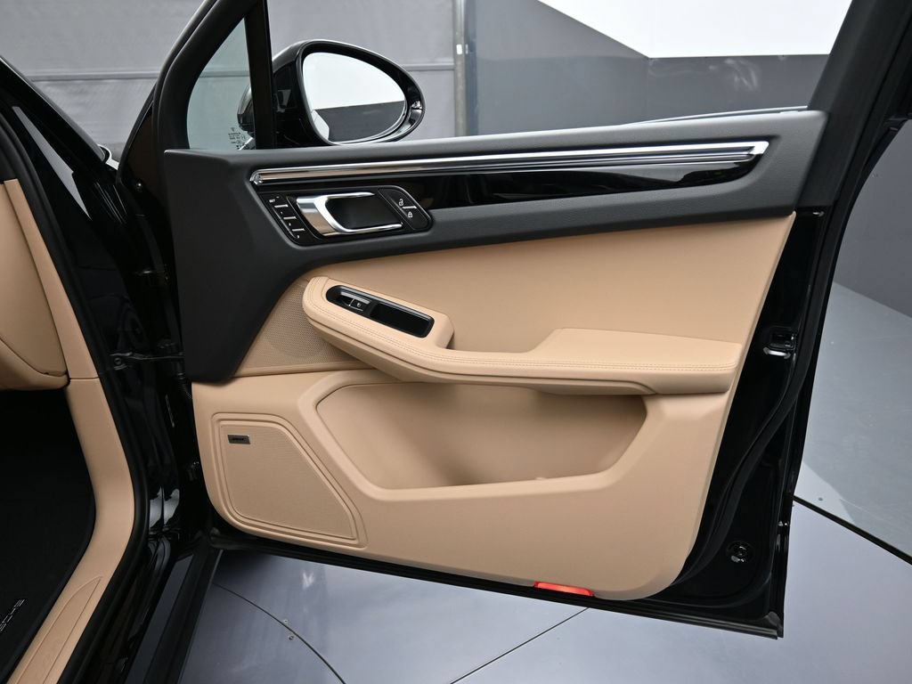 Certified 2026 Porsche Macan AWD/4WD image 29