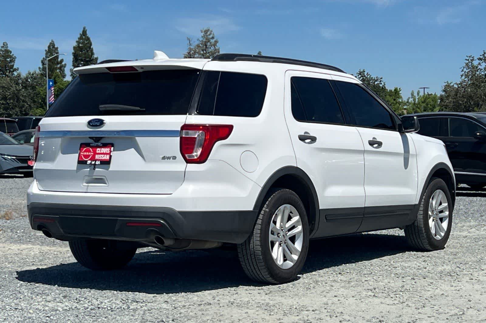 Used 2016 Ford Explorer 4WD image 3