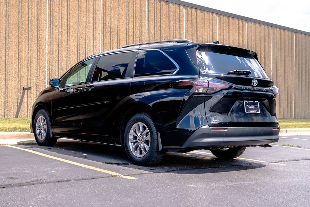 Used 2024 Toyota Sienna LE w/ LE Plus Package AWD/4WD image 8