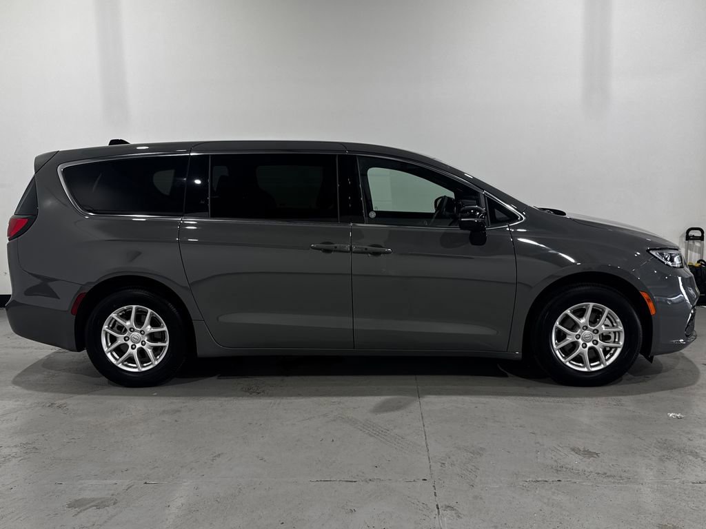 Used 2025 Chrysler Pacifica Select FWD image 22