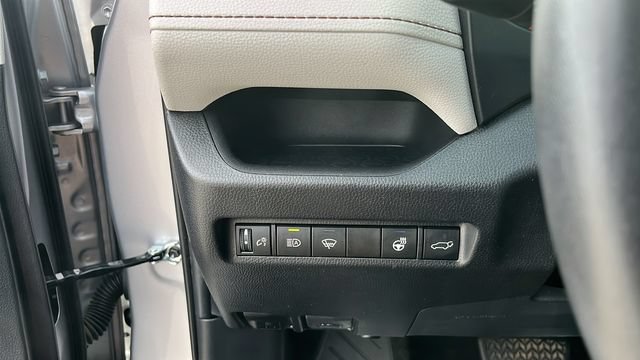 Used 2021 Toyota RAV4 XLE Premium AWD/4WD image 8