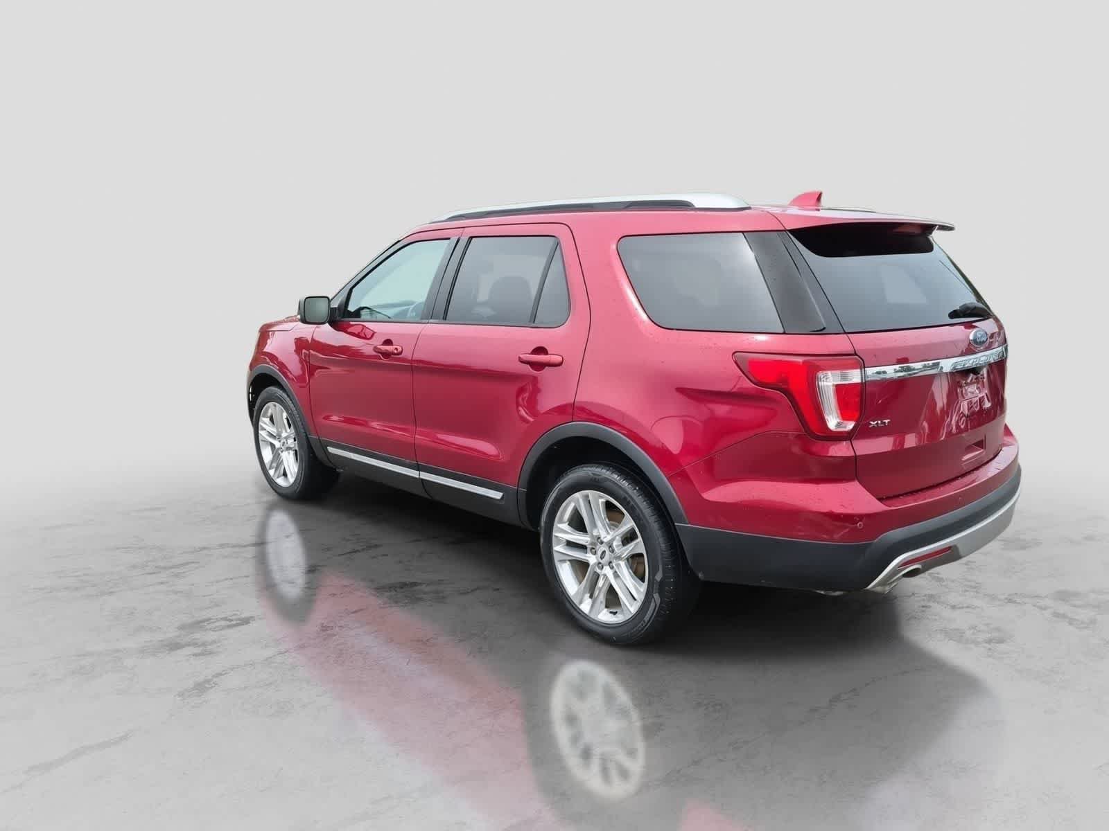Used 2017 Ford Explorer XLT w/ Equipment Group 202A AWD/4WD image 6