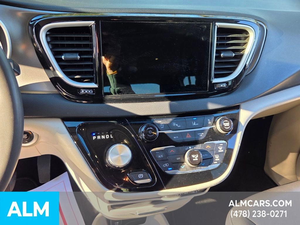 Used 2023 Chrysler Pacifica Touring-L image 20