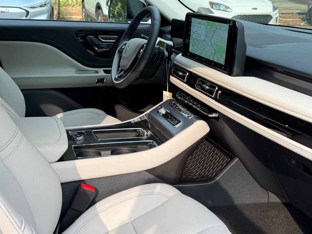 New 2026 Lincoln Aviator AWD w/ Jet Appearance Package image 17