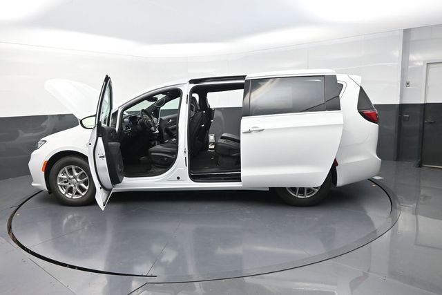 New 2026 Chrysler Pacifica Select image 30