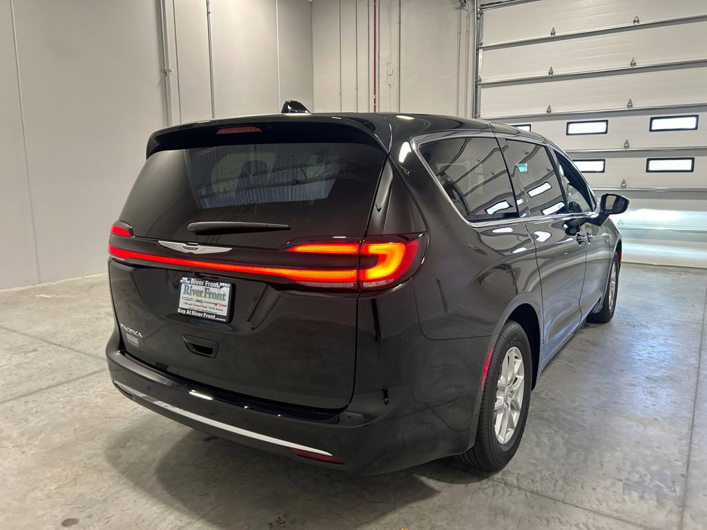 New 2026 Chrysler Pacifica Select FWD image 6