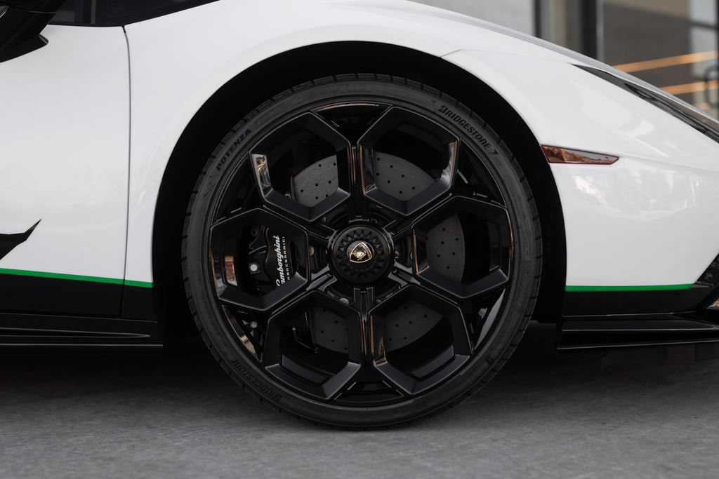 Used 2023 Lamborghini Huracan Tecnica RWD image 18
