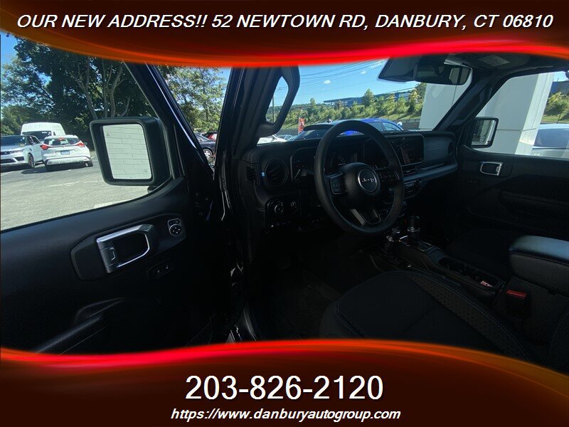Used 2024 Jeep Wrangler Unlimited Rubicon 4xe w/ Technology Group AWD/4WD image 15