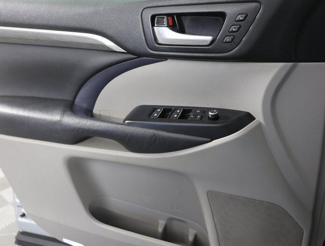 Used 2018 Toyota Highlander FWD V6 image 26