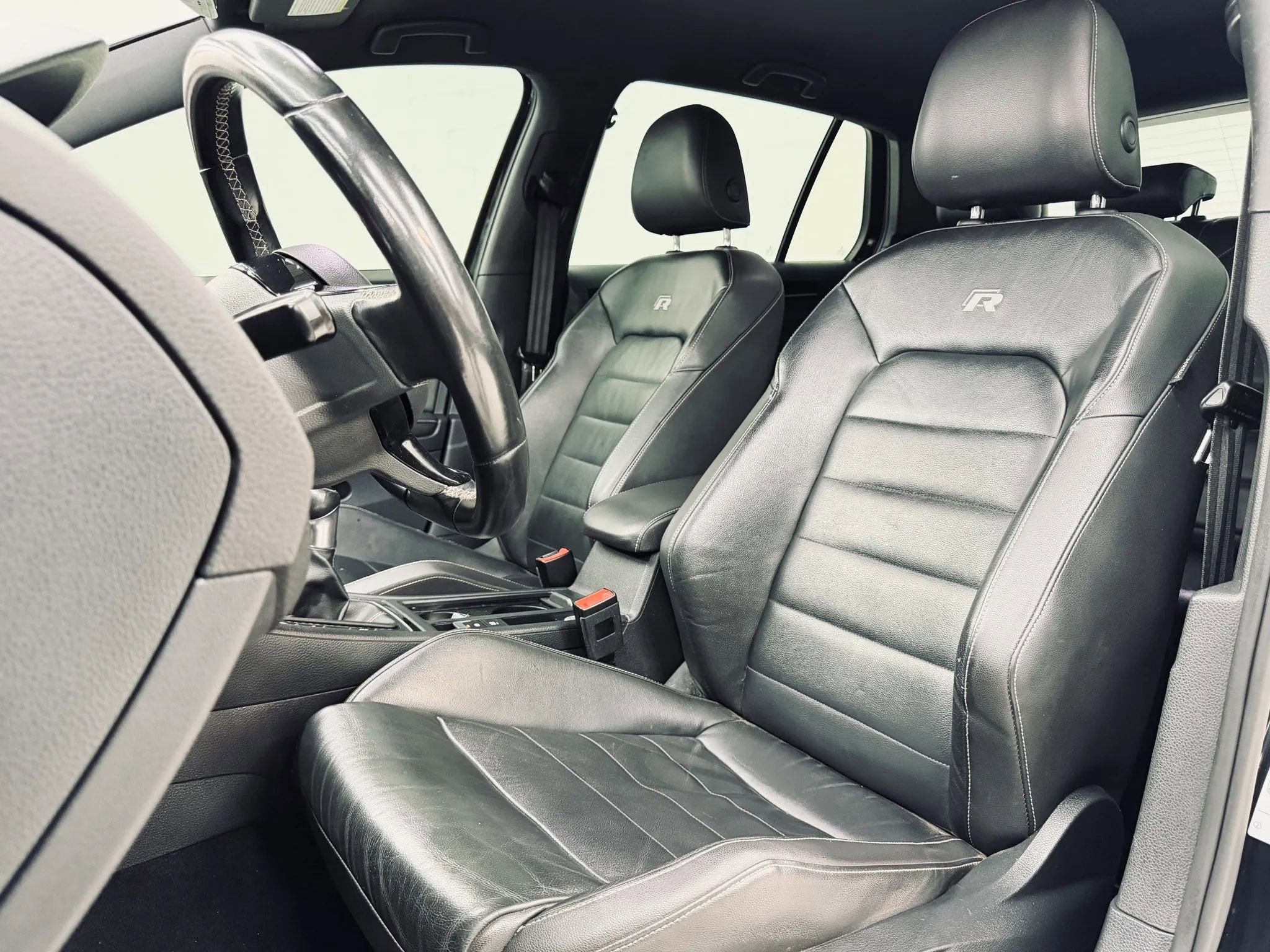 Used 2016 Volkswagen Golf R 4-Door image 4