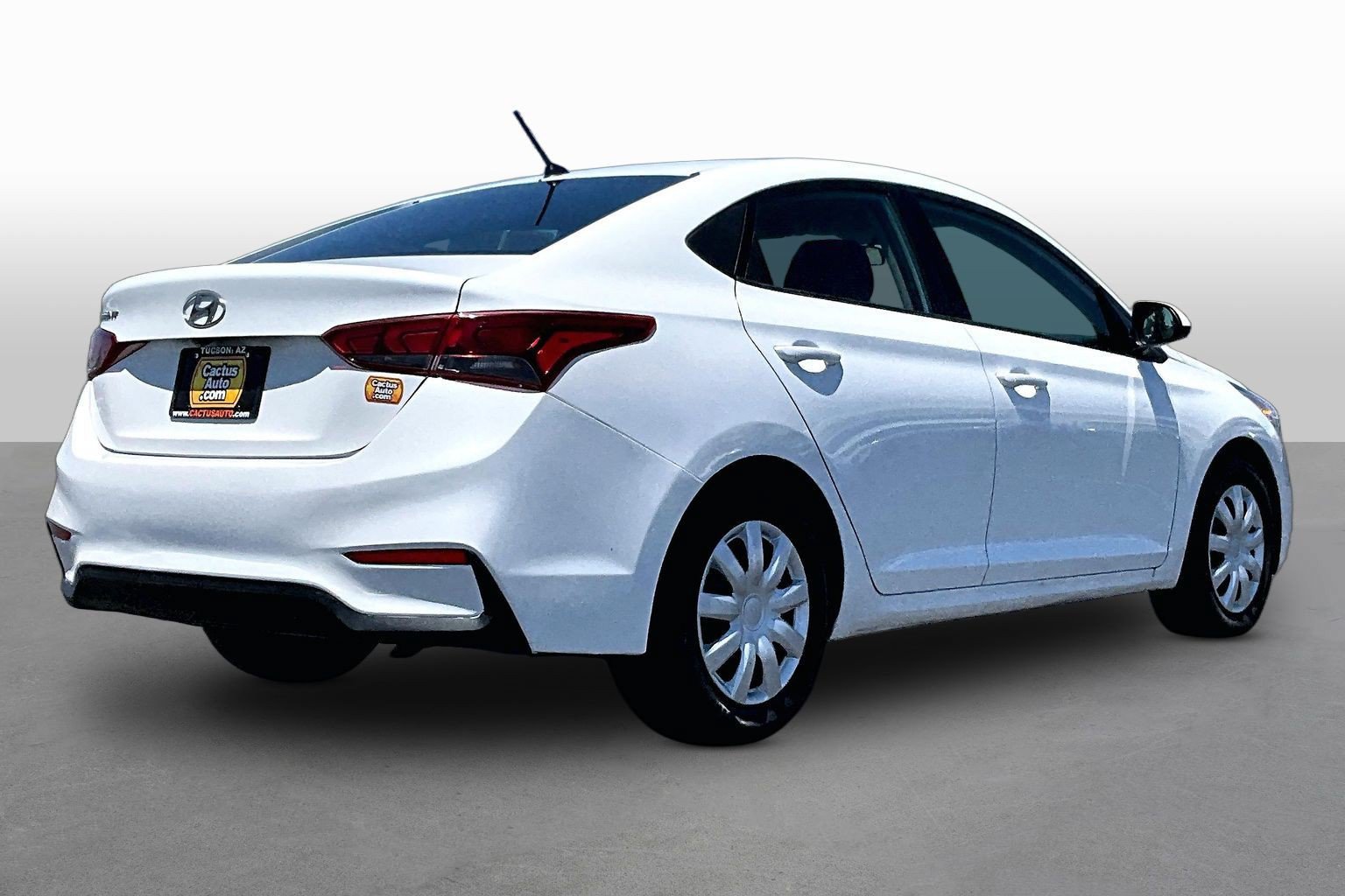 Used 2022 Hyundai Accent SE w/ Cargo Package FWD image 2
