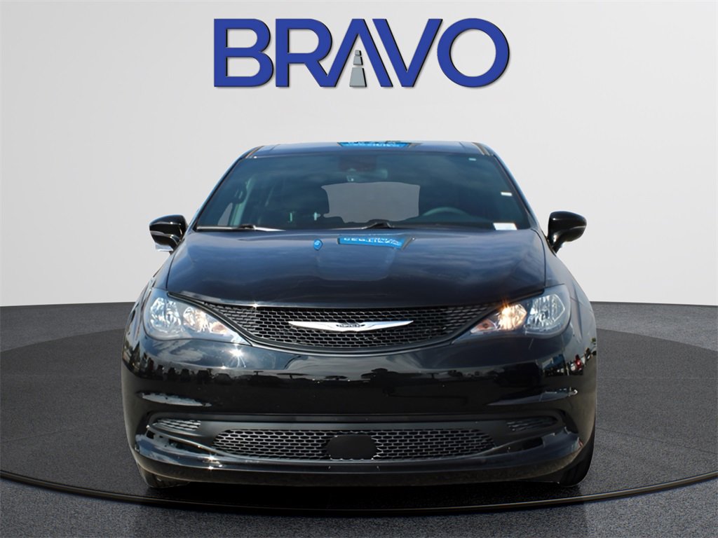 Used 2025 Chrysler Voyager LX image 2