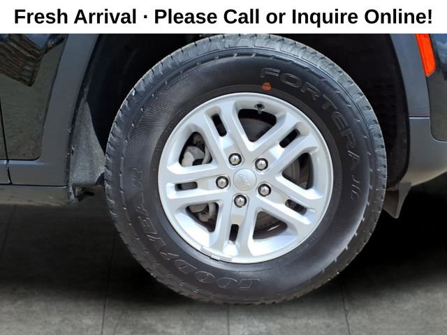 Used 2023 Jeep Grand Cherokee Laredo image 9