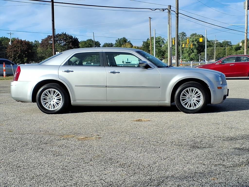 Used 2010 Chrysler 300 Touring w/ Comfort/Convenience Group image 5