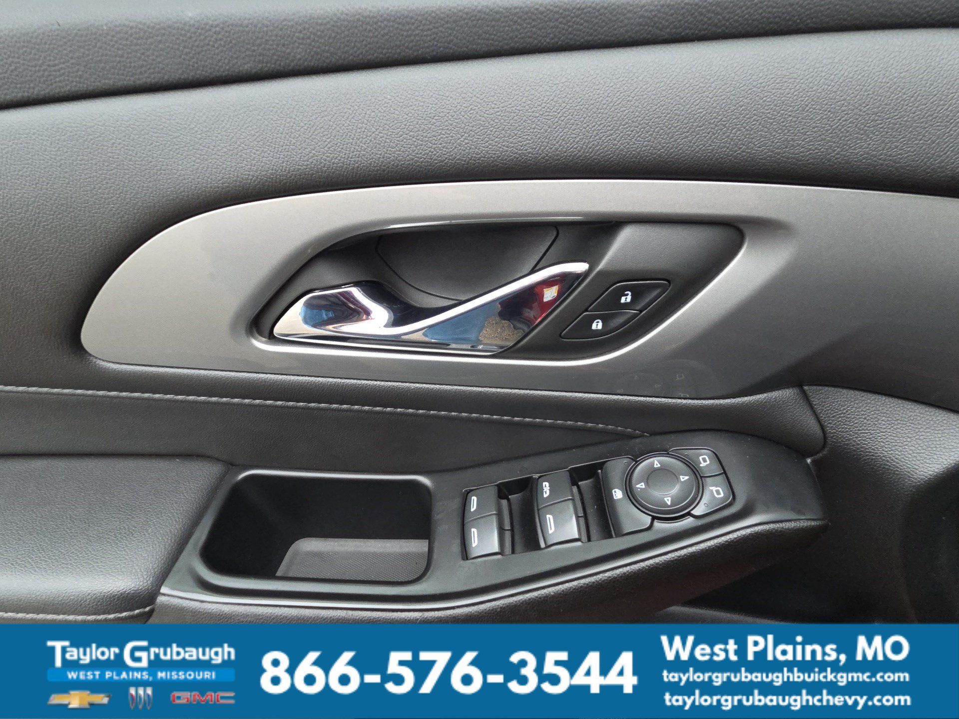 Used 2023 Chevrolet Traverse LT FWD image 13